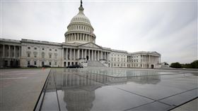 美議員致函蓬佩奧  籲重新檢視美台關係不當限制多名美國聯邦眾議員4日致函美國國務卿蓬佩奧，呼籲他更新美國「對台交往準則」，並檢視其中對美台關係加諸的不必要限制。圖為美國國會大廈外觀。中央社記者徐薇婷華盛頓攝  109年5月8日