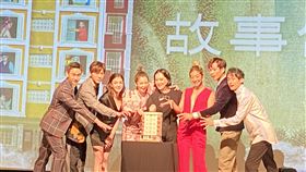 故宮文物擬人化　故事宮寓跳脫想像戲劇「故事宮寓」14日在故宮博物院舉辦發布記者會，導演李芸嬋（右4）表示，希望讓觀眾藉由戲劇，對於故宮文物有不同的認識與想像。中央社記者陳秉弘攝  109年12月14日