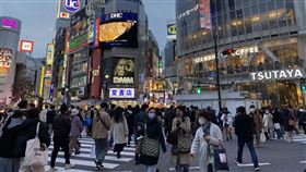 疫情升溫  日本將暫停實施振興國旅措施日本武漢肺炎疫情擴大，首相菅義偉14日表示，12月28 日起至明年1月11日，暫停實施振興國旅的Go To Travel措施。圖為13日東京澀谷。中央社記者楊明珠東京攝  109年12月15日