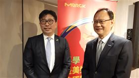 台灣默克董事長謝志宏年底退休　李俊隆接棒台灣默克董事長謝志宏（右）14日在記者會宣布，即將在年底退休，由李俊隆（左）接任。中央社記者潘智義攝　109年12月14日