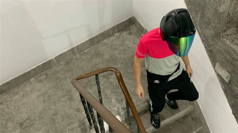 妹開刀被喊別動！外送男秒爬5樓帥慘