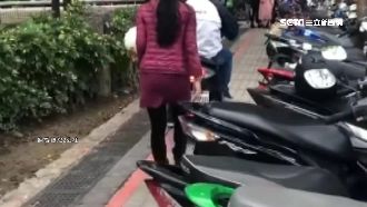 人肉占機車格　女遭酸：粉紅三角錐？