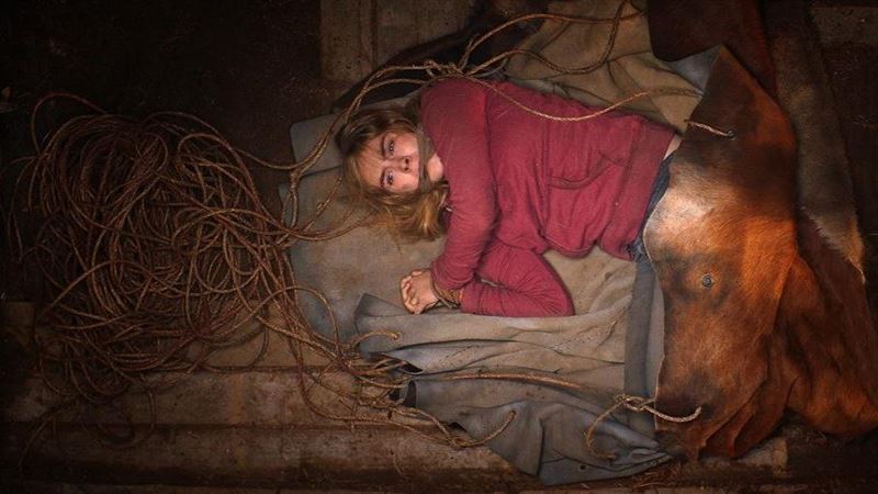 女星停電做傻事　遭劫匪綁架逼吃熊肉