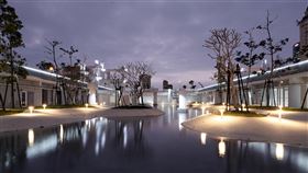 台南河樂廣場照明點亮基地  獲台灣光環境獎位在台南的「河樂廣場」，將老舊空間賦予新生命，其中照明設計以扶手燈光、投射燈、香菇狀矮燈及太陽能燈，巧妙地勾畫出廣場的基地範圍，獲得2020年台灣光環境獎。（MVRDV及都市里人提供）中央社記者鄭景雯傳真  109年12月15日