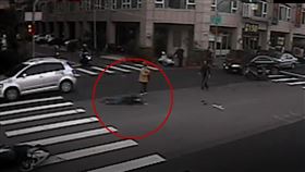 中市議員張玉嬿，騎機車遭逆向闖紅燈女騎士追撞，顱內出血、骨盆右鎖骨骨折。(圖／翻攝畫面)