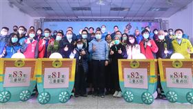 新北公托增6家  侯友宜：要讓年輕人敢生新北市長侯友宜（前右6）15日主持第81家到86家公托聯合開幕式，並致詞表示，要讓年輕人敢生及勇於創造幸福的家庭。中央社記者王鴻國攝  109年12月15日