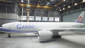 華航新貨機在英文「CARGO」中巧妙加入台灣的樣貌。（圖／華航提供）