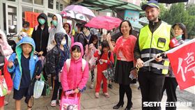 高雄市成功國小教師大衛（David）是市內第一個擔任導護志工的外師。
圖/高雄市教育局提供