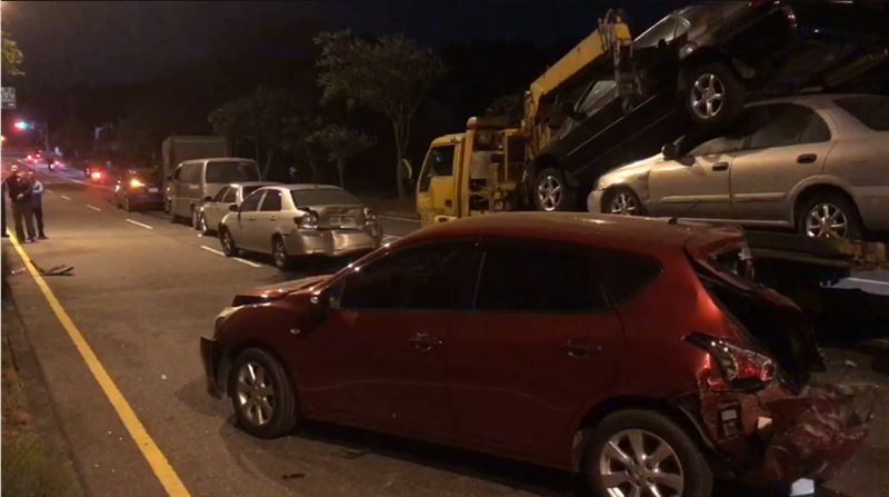 煞車失靈？台74線10多台車連環撞