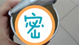 有網友上網分享，日前到賣場購買餅乾，一打開竟只剩一半的份量。（圖／翻攝自臉書社團「我愛全聯-好物老實説」）