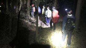 秦姓男子與友人組團攀登八唐縱走，疑腳程落後行經交岔路口已天黑不敢移動，打119求助，最後由4名消防隊員引導平安下山。(圖／翻攝畫面)