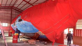 疑移動王船不慎　1人遭壓斃（1）高雄市茄萣區萬福宮15日發生一起死亡意外，63歲林姓男子在移動王船時，船身失衡突然傾斜，林男遭船身壓住當場失去生命跡象，送醫宣告不治。（民眾提供）中央社記者王淑芬傳真  109年12月15日