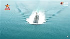 央視軍事的微博今天公布解放軍新型潛艇訓練畫面。（圖／翻攝自微博）