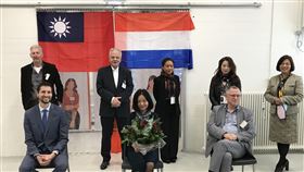 ★台灣僑界愛心捐款荷蘭食物銀行駐荷蘭代表陳欣新（前中）、荷蘭台灣商會會長林婉叡（後右二）、荷蘭關懷救助協會會長黃映兒（後右三）等人12月14日出席愛心捐款荷蘭食物銀行儀式。（圖駐荷蘭代表處提供）中央社記者唐佩君布魯塞爾傳真 109年12月16日