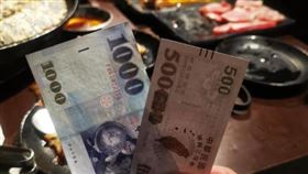 結帳598元！付「500振興券+千鈔」被拒　他氣炸怒嗆▲。（圖／翻攝自爆廢公社二館）