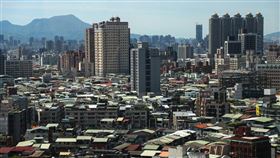 金管會再出招打炒房，15日宣布將啟動「集中度風險控管措施」，鎖定建築貸款占比高於平均8.62%的8家銀行，要求提出改善計畫，若未落實改善，將要求提高備抵呆帳提列。（示意圖／中央社檔案照片）