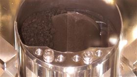 JAXA 15日進一步確認，隼鳥2號帶回密封艙內存在許多數公釐大小的粒子（圖），也成功採集到地球外氣體，為全球首例。（圖取自twitter.com/haya2_jaxa）