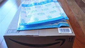 美保育組織：亞馬遜塑膠垃圾可繞地球500圈美國非營利海洋保育組織 Oceana估計，2019年亞馬遜快遞包裝用掉的塑料廢物，若以空氣枕的形式繞地球，可繞地球500圈。中央社記者周世惠舊金山攝  109年12月16日