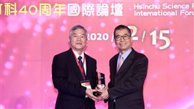 行政院副院長沈榮津（左）頒發「竹科40傑出成就貢獻獎」給蔡明介（右）。（圖／聯發科技提供）
