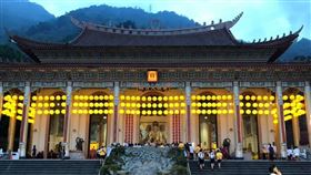 警消地毯式搜索41天，曾到涵洞外搜索但無所獲，竟在谷關大道院、地藏王廟拜拜後12小時找到失蹤邱男。(圖／翻攝畫面)