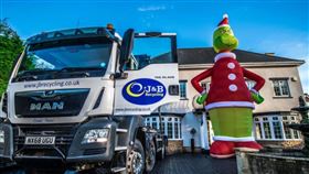 全家傻眼！暖爸耶誕買娃娃送女兒 到貨後驚「比房子還高」（圖／翻攝自Alice House Hospice推特）