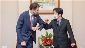 副總統賴清德16日上午在總統府接見「澳洲駐臺代表高戈銳（Gary Cowan）」。（圖／總統府提供）