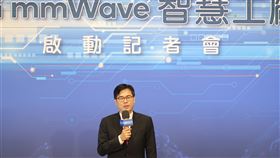5G mmWave智慧工廠啟用  陳其邁出席致詞全球首座5G mmWave企業專網智慧工廠16日在日月光集團高雄廠K23研發大樓正式啟用，高雄市長陳其邁（圖）致詞時表示，盼業者不藏私，跨領域帶動產業蝴蝶效應，有助高雄市產業全面升級。中央社記者王淑芬攝  109年12月16日