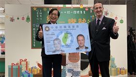 內政部16日舉辦「統一證號小學堂」活動，宣布新式外來人口統一證號將於明年1月2日起實施。（圖／內政部提供）