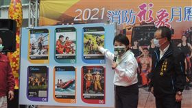 盧秀燕出席台中市消防局形象月曆發表會台中市消防局16日舉辦2021形象月曆發表會，市長盧秀燕（右2）解說每個月份的主題，並提醒民眾要小心防災。中央社記者郝雪卿攝  109年12月16日