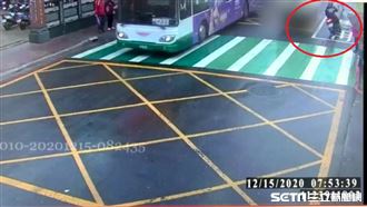 婦任意穿越馬路　害騎士噴飛險遭輾