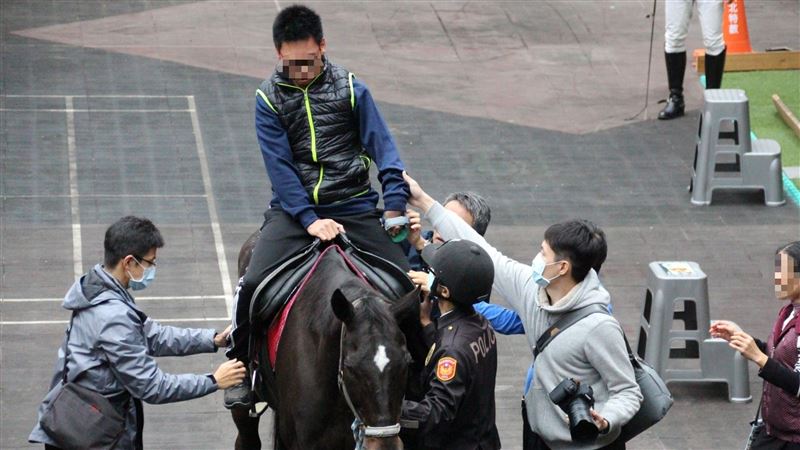 騎警現身校園　帶領學童馬術初體驗