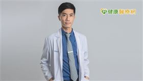 成功大學附設醫院眼科部賴俊杰醫師呼籲不要害怕，若術後眼睛出現乾澀、刺痛等請主動與主治醫師說明，加強乾眼症的治療或點人工淚液，對於術後暫時引起的乾眼症狀都有幫助。