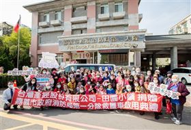 流通集團小鎮愛心送暖　捐贈救護車