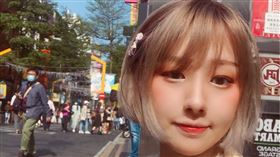 鄉民狂朝聖！西門町「舉牌徵友妹」現身怨：一堆人渣加我（圖／倪安授權提供）