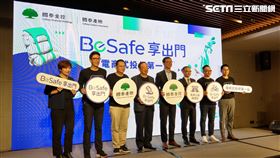 國泰產險「BeSafe享出門」開台記者會，推出業界首創「高速公路碰撞險」，預計將成為國道通勤族朋友的必備首選！（由左至右為國泰金控經理林梨蘋、國泰金控資深副總經理姚旭杰、國泰產險總經理陳萬祥、國泰產險副董事長許榮賢、國泰世華銀行副董事長蔡宗翰、遠通電收延伸事業處處長許耀勳、國泰金控副總經理梁明喬、國泰產險協理劉浩翔）。（圖／記者戴玉翔攝影）