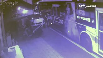 公車硬擠刮轎車！車主控「撞後不理」