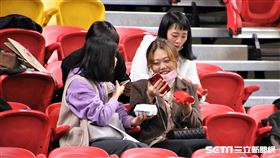 SBL,和平籃球館不少球迷一邊用餐一邊欣賞比賽。（圖／記者劉家維攝影）