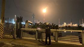 中油林園廠違排黑煙　高市環保局蒐證高雄市環保局16日晚間6時8分接獲中油林園廠通報，廠區四輕丁二烯工場M20製程在下午5時40分因DCS儀控系統故障，使得製程氣體排送到廢氣燃燒塔時產生火光及黑煙竄燒，環保局也派員在環境周界及現場以直讀式及相關偵測儀器做空氣品質量測、蒐證及掌握污染情形。（高雄市政府提供）中央社記者王淑芬傳真　109年12月16日