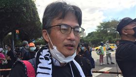 秋鬥遊行反萊豬　消基會委員籲政府收回成命秋鬥遊行22日登場，消基會委員、醫師蘇偉碩表示，2015年起美國已經可對萊克多巴胺做標示，就是因為美國的消費者、生產者對萊克多巴胺的疑慮愈來愈高，呼籲政府收回成命。中央社記者楊淑閔攝　109年11月22日