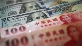 新台幣漲勢兇猛  續寫近23年半新高新台幣漲勢兇猛，幾乎每日都在創紀錄。台北外匯市場新台幣兌美元15日盤中最高升抵28.14元、勁揚3.1角，再度改寫近23年半新高紀錄，中午暫收28.16元，升2.9 角，成交金額7.86億美元。中央社記者裴禛攝  109年12月15日