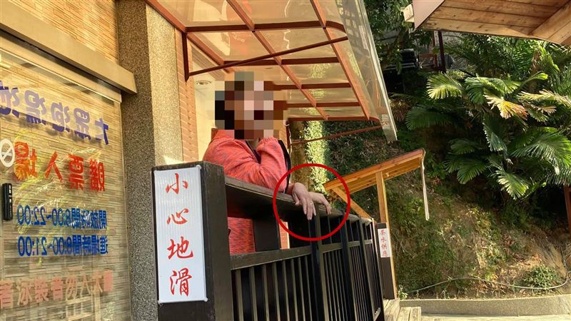 媽拍照「多一隻手」網暈慘：旁邊是誰