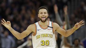 NBA／被隊友騎扣？柯瑞造爆笑一幕 NBA,金州勇士,Stephen Curry
美聯社／達志影像