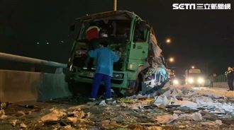 快訊／台中西濱連兩撞　4車損1人困