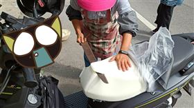 路上觀察學院／阿嬤疑似在切機車座墊 賣蘿蔔糕??（圖／翻攝自路上觀察學院）
