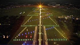 16:9
歡慶聖誕節！香農機場獻祝福　跑道變身「超大聖誕樹」
圖／翻攝自Limerick Post
https://www.limerickpost.ie/2020/12/16/shannon-airport-launches-festive-campaign/