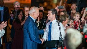 美國總統當選人拜登（前左）16日宣布提名公開出櫃的布塔朱吉（前右）擔任運輸部長，若這項任命獲得參議院同意，他將成為美國第一位公開自己同性戀身分的部長。（圖／翻攝自facebook.com/petebuttigieg）
