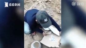 空地一夜間「冒出90座墳墓」！居民徒手挖　見內容物嚇壞（圖／翻攝自看看新聞）