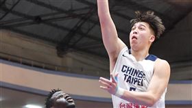 molten籃球挑戰賽　中華白奪季軍（1）中華白隊1日在2020 molten台灣超級籃球挑戰賽與裕隆納智捷交手，最後以87比73勝出，收下季軍，中華白球員譚傑龍（右）貢獻16分。中央社記者鄭清元攝　109年11月1日