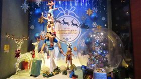 住客一走進位在「高雄」的「水京棧國際酒店」的門口便能感受到濃濃的聖誕氣息。（圖／Booking.com提供）