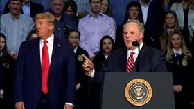 美國內政部長柏恩哈德（右）16日確診武漢肺炎。（圖／翻攝自維基共享資源網頁，版權屬公有領域）
